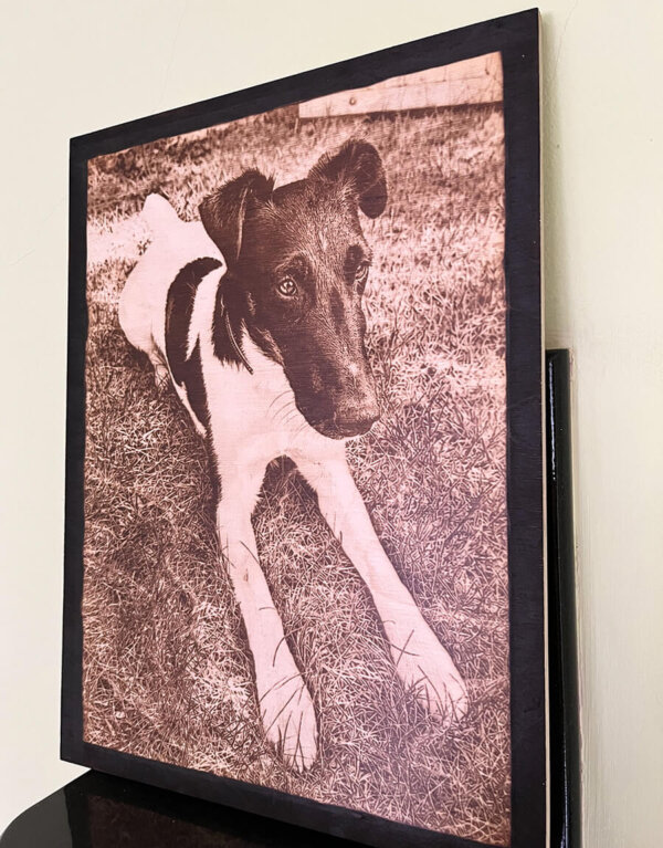 Fotografi e personalizuar me pirografi në dru – 30 × 40 cm